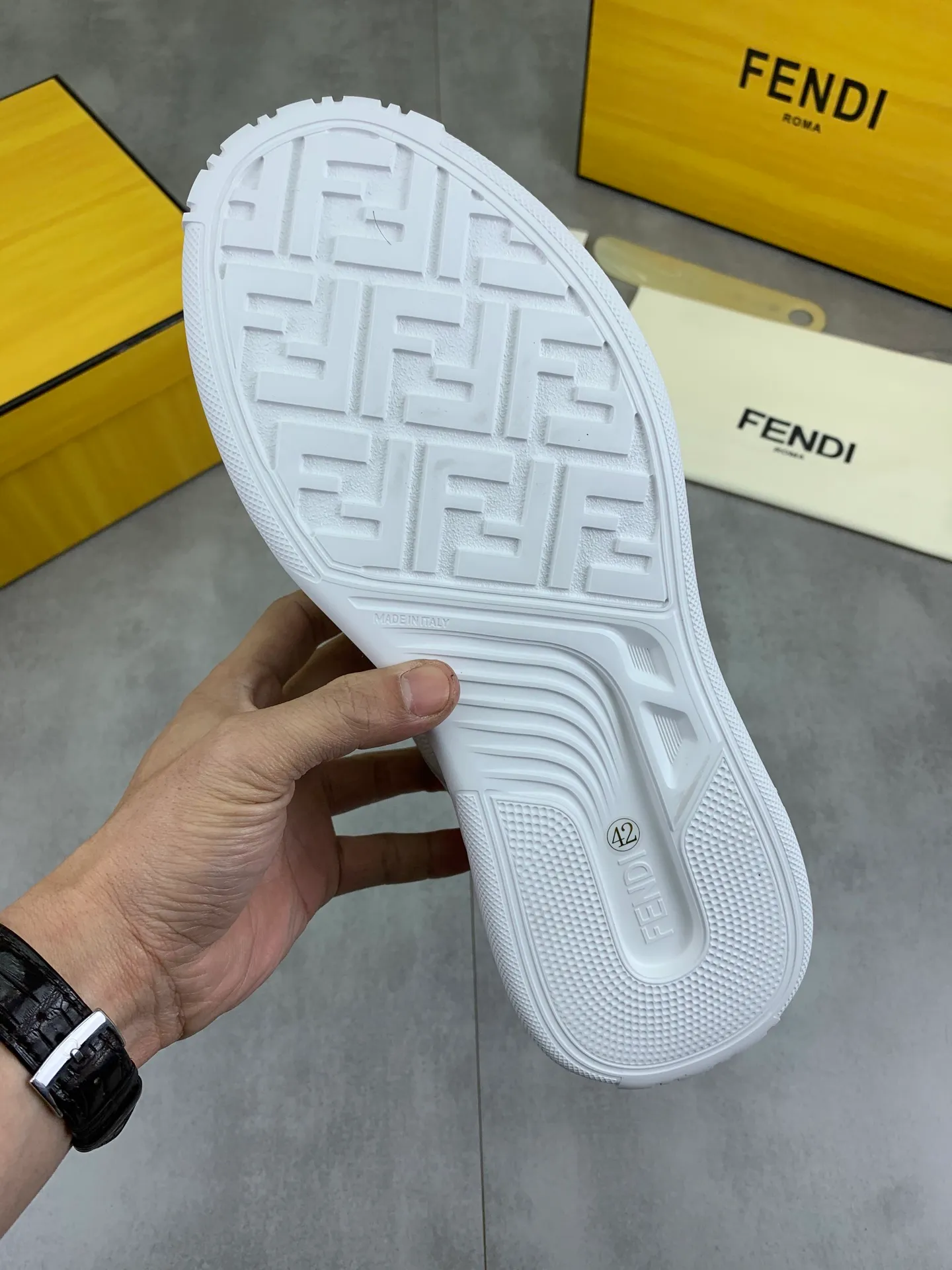 Men's men's shoes 💰P760 new style 💰💎💎💎 summer hot style [FENDI Fendi] top version 🆕New sneakers, wavy soles engraved with original words. Embossed Fendi Flow lettering on the heel. The upper is made of high-end calfskin and breathable materials. Original lining with tone-on-tone details decorated with innovative handcrafting techniques. Ultra-light and wear-resistant TPU and IP foam soles, overall lightweight and comfortable. Size:39-44 (38 45 can be customized)
